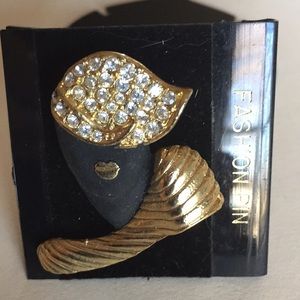Matt black and gold woman brooch vintage